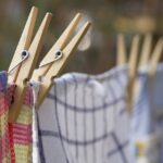 Bicarbonato in polvere su un tessuto macchiato, pronto per rimuovere le macchie in modo efficace.