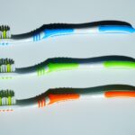 Spazzolini da denti disinfettati su un ripiano con ingredienti naturali, in un ambiente domestico.