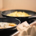 Rimedio naturale per eliminare l'odore di fritto in casa, con ingredienti come aceto e limone.