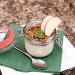 Crumble di mele appena sfornato, dorato e croccante, servito in una ciotola.