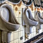 Fondo del water con macchie nere, prima e dopo il trattamento di pulizia.