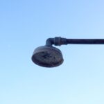 Doccia in muratura con evidenti segni di infiltrazione d'acqua e problemi di posa.