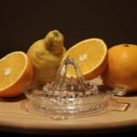 Immagine di un estrattore di succo moderno su un tavolo, circondato da frutta e verdura fresca.