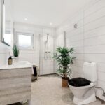 Immagine di un bagno senza finestra con muffa visibile sulle pareti e ventilazione inefficace.