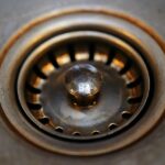 Immagine che illustra le cause di uno scarico lento del lavandino, escludendo il calcare.