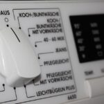 Immagine di una lavatrice con segni di sporco e residui, simbolo di errori di pulizia comuni.