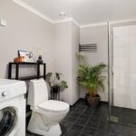 Bagno senza finestra con soluzioni per gestire l'umidità e migliorare l'areazione.