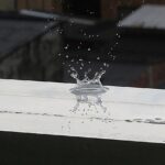 Immagine che mostra segni di infiltrazione d'acqua su un terrazzo con dettagli di danni visibili.