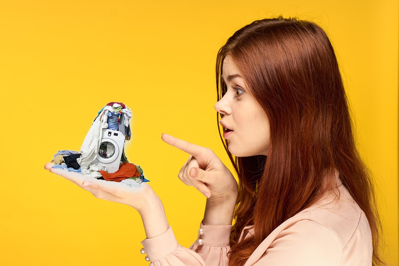 Lavatrice con odore sgradevole dopo il lavaggio, simbolo di problemi comuni e soluzioni poco conosciute.