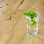 Tè versato in un vaso con piante, evidenziando l'interazione tra tè e terra.