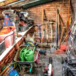 Garage ordinato con scaffali e contenitori per massimizzare lo spazio disponibile.