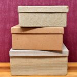 Scatole colorate sistemate ordinatamente in un armadio ben organizzato.