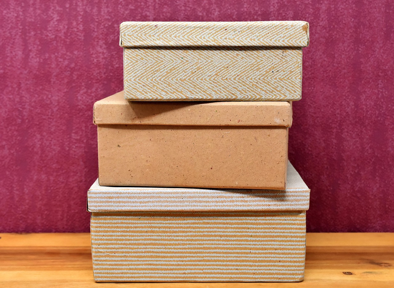 Scatole colorate sistemate ordinatamente in un armadio ben organizzato.