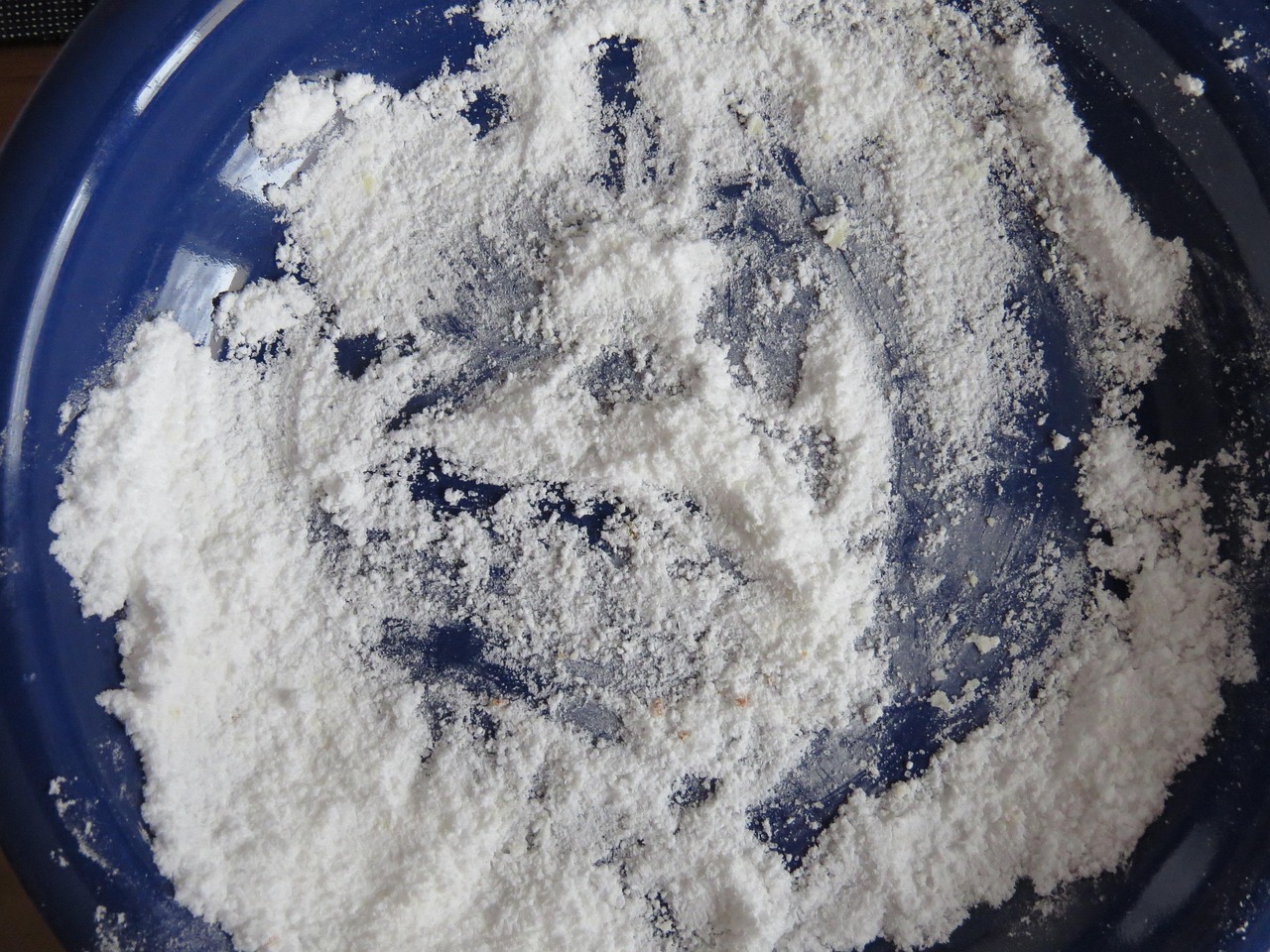 Ingredienti per pastiglie fai da te per lavastoviglie su un tavolo, con utensili e contenitori.