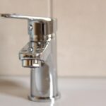 Immagine che illustra il problema della pressione dell'acqua bassa in casa con tubi e rubinetti.