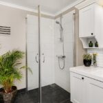 Sigillanti del box doccia usurati, evidenziando la necessità di sostituzione per prevenire perdite.