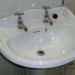 Confronto tra sanitari sospesi e a terra dopo 10 anni di utilizzo in un bagno.