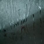 Specchio del bagno appannato con gocce d'acqua, evidenziando il problema comune e la sua causa poco considerata.