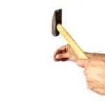 Immagine di un artigiano che applica stucco su un piccolo buco nel muro con una spatola.