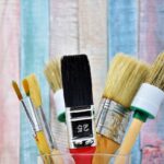 Immagine di un uomo che pittura una parete, evidenziando errori comuni nel fai-da-te.